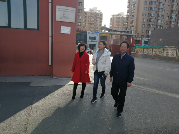 银州区政府副区长杨茁到银冈小学调研